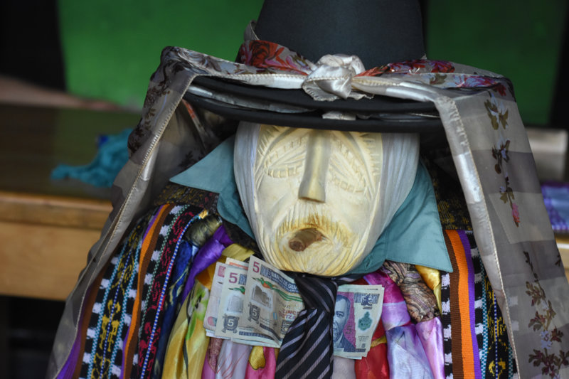 Το Σαντιάγκο Ατιτλάν και η θεότητα Μαξιμάν 