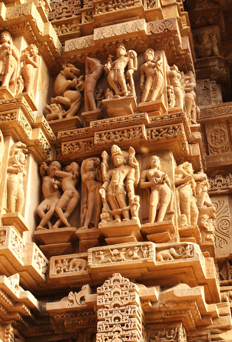 Νιώστε δέος μπροστά στις λεπτομέρειες των ναών στο Κατζουράχο