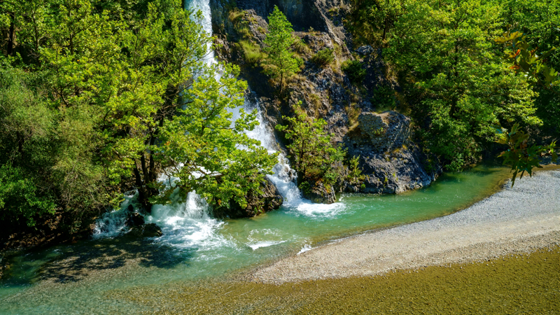 Τα λιβάδια του Γράμμου και οι κοιλάδες Μπουραζανίου