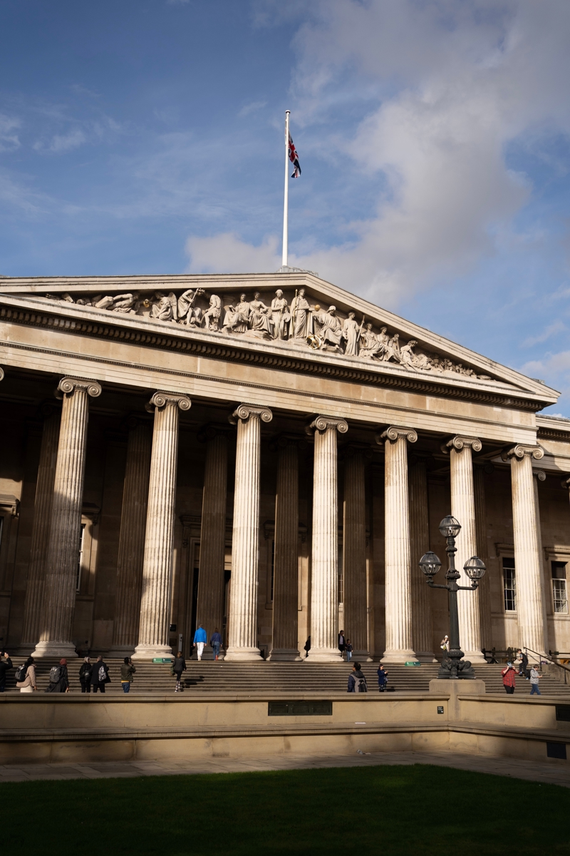 ΛΟΝΔΙΝΟ – ΒΡΕΤΑΝΙΚΟ ΜΟΥΣΕΙΟ ΜΕ ΞΕΝΑΓΗΣΗ – ΚΡΟΥΑΖΙΕΡΑ ΣΤΟΝ ΤΑΜΕΣΗ – ΓΚΡΙΝΟΥΙΤΣ