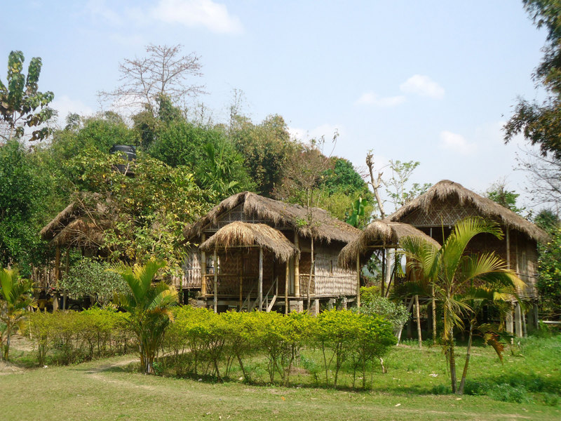 Βόλτα στα σοκάκια  του φυλετικού χωριού των Μίσινγκ