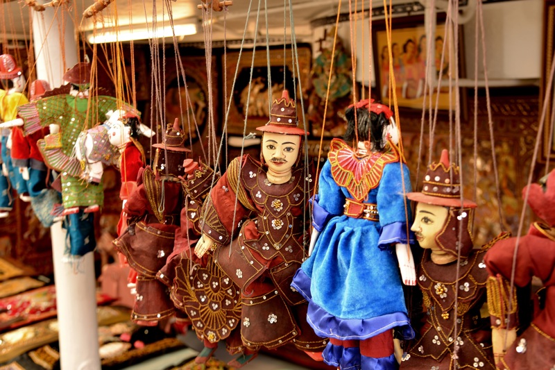 Σεργιάνι σε νυχτερινές αγορές