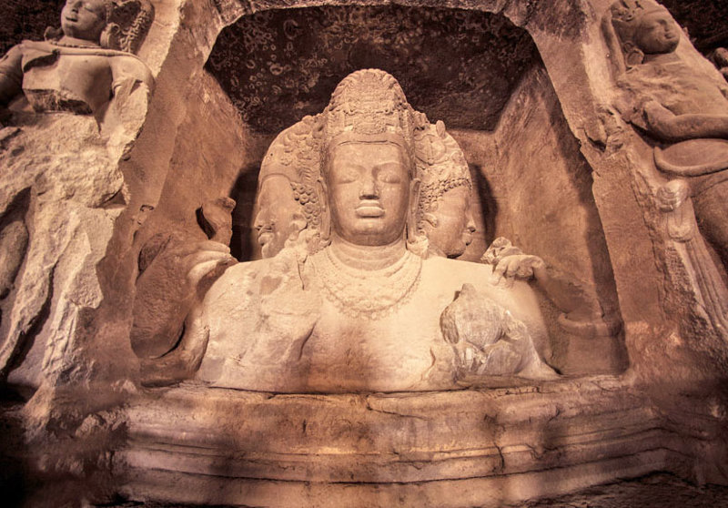 Ξεναγούμαστε στα σπήλαια Ελέφαντα που αποτελούν Μνημείο UNESCO 