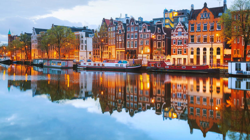 Τα στενά και τα πλωτά σπίτια