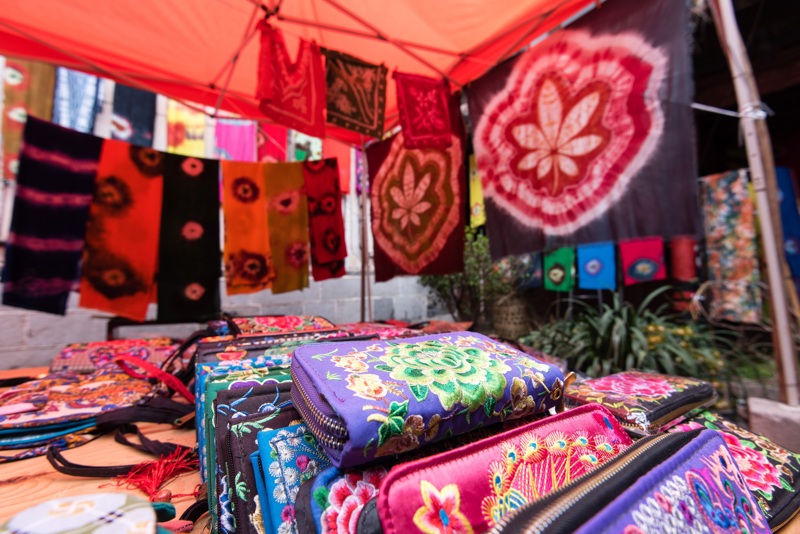 Επίσκεψη στην χρωματιστή αγορά του Xizhou