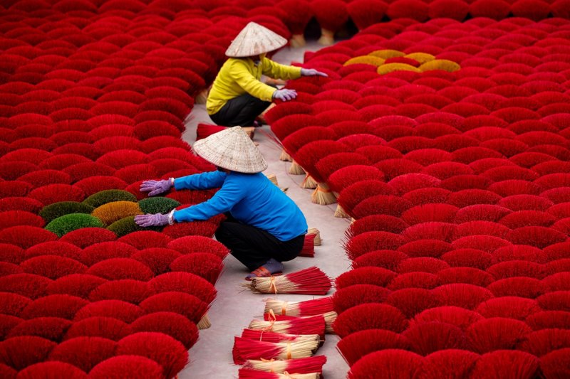 Δεμάτια από θυμιάματα που στεγνώνουν στον ήλιο, Βιετνάμ