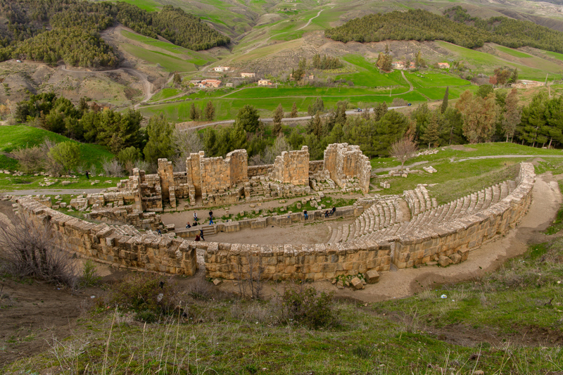 Το Αρχαίο Θέατρο και η Αγορά στην Τζεμίλα