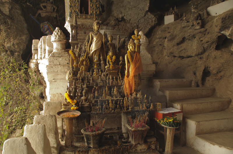 Επίσκεψη στα ιερά σπήλαια Πακ Ου