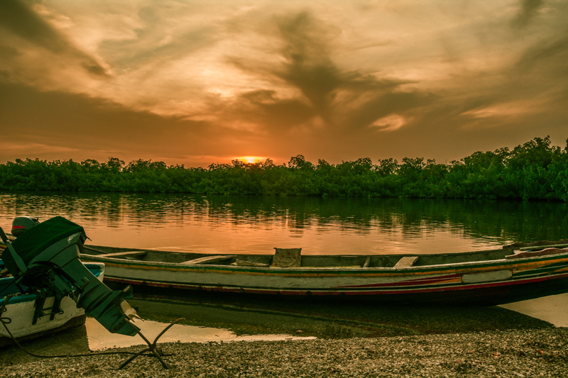 Πλεύση με πιρόγα στον ποταμό Σαλούμ