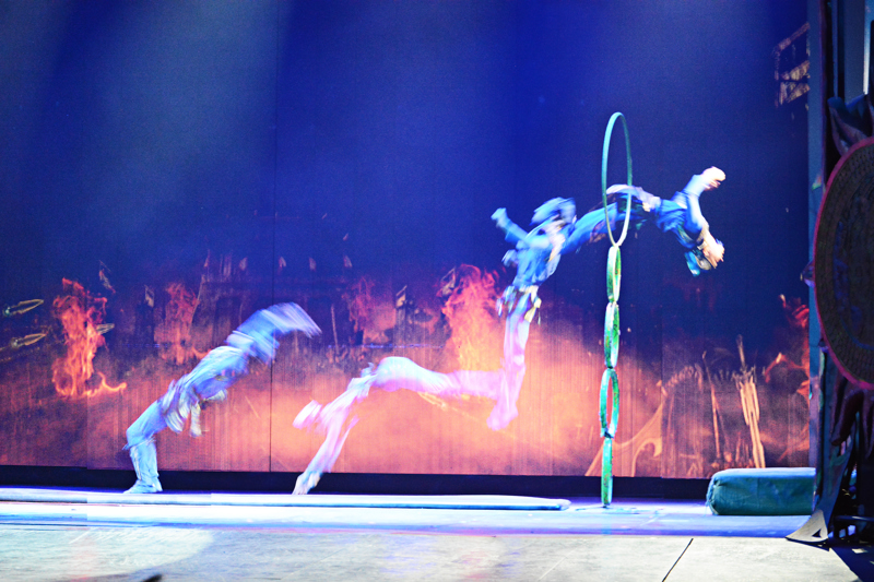 Παράσταση ακροβατικών!