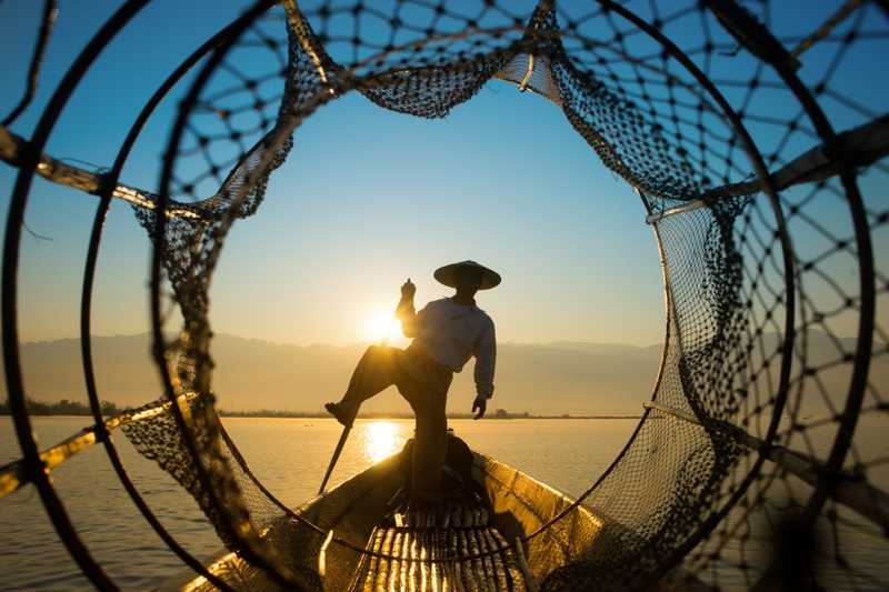 Δείτε τους «κωπηλάτες του ποδιού» στη λίμνη Ίνλε