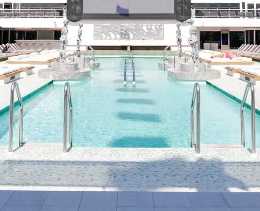 Γυμναστήριο και πισίνα 