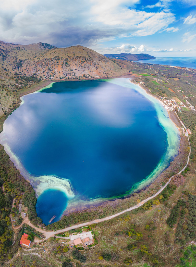 Η φημισμένη τιρκουάζ λίμνη Κουρνά