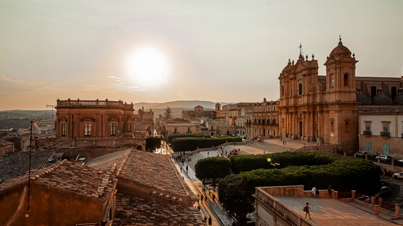 (Κυριακή του Πάσχα): ΣΥΡΑΚΟΥΣΕΣ – ΜΟΝΤΙΚΑ – ΝΟΤΟ – ΣΥΡΑΚΟΥΣΕΣ