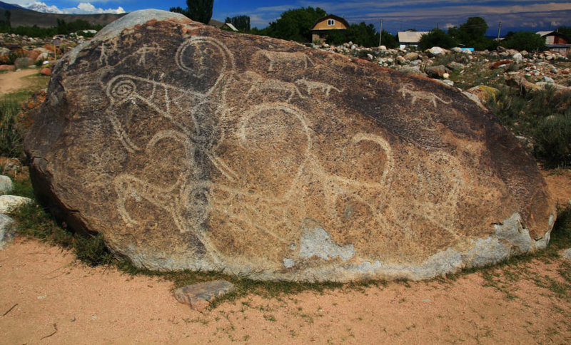 Τα αρχαία πετρογλυφικά στην Τσολπόν Ατά 
