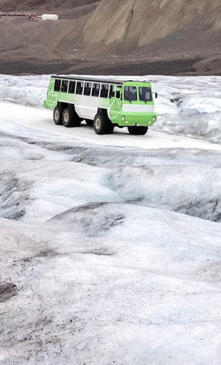 Με ειδικά οχήματα στον παγετώνα Αθαμπάσκα