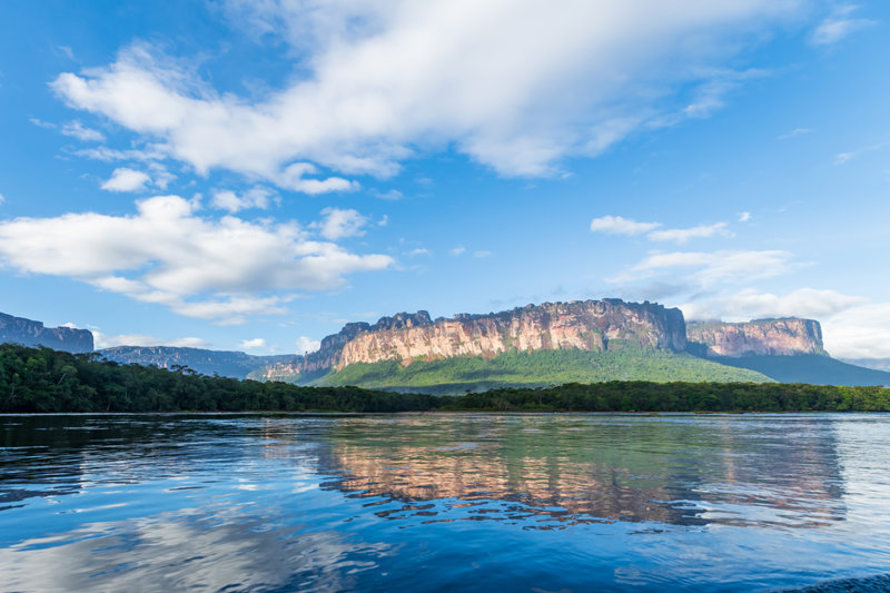 Λίμνη και τεπούι στο Εθνικό Πάρκο Κανάιμα