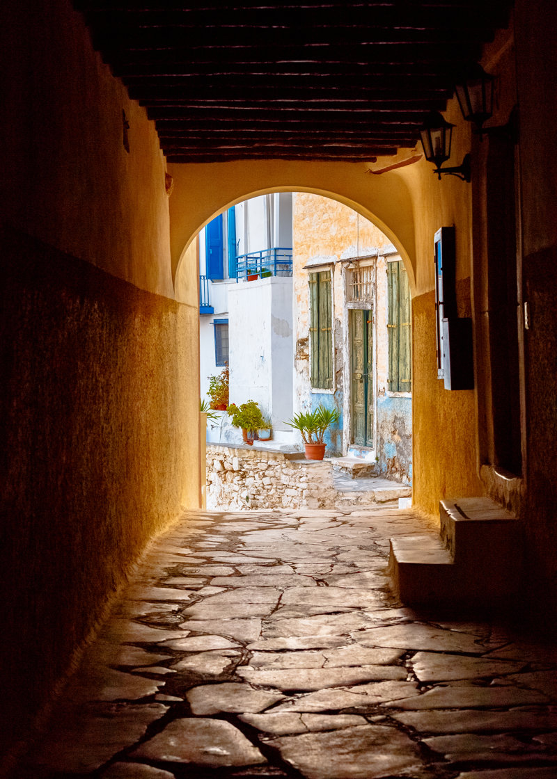 Περπατήστε στα γραφικά σοκάκια της Άνω Σύρου