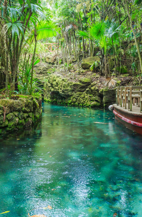 Μπάνιο σε ειδυλλιακή σενότα