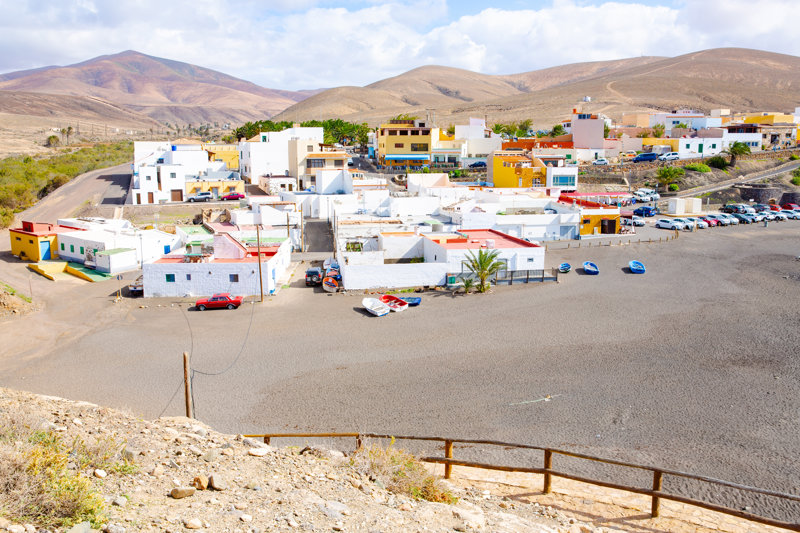 Το γραφικό ψαροχώρι Αχούι και η διάσημη Μαύρη Παραλία 