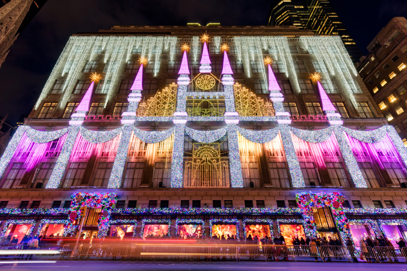 Γιορτινά στολισμένα πολυκαταστήματα 