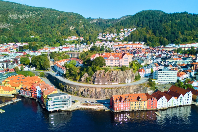 Μπέργκεν: Η Πύλη των Φιόρδ και της Ναυτικής Κληρονομιάς