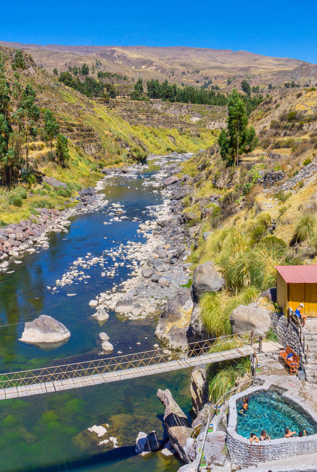 Χαλαρώστε στα θερμά λουτρά Colcamayo 