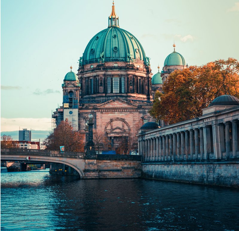 Πλούσιες ξεναγήσεις και επισκέψεις