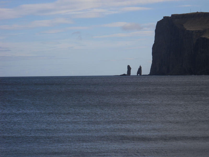 Οι βραχώδεις σχηματισμοί «Γίγαντας» και «Μάγισσα» στο Tjørnuvik