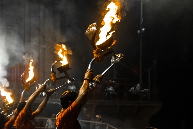 Παρακολούθηση της ιεροτελεστίας «Αάρτι»